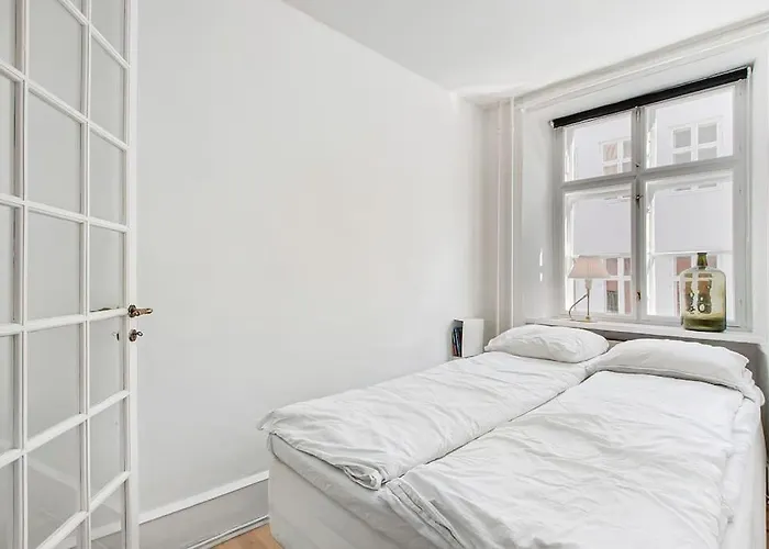 H.c. Andersens Hang Around *