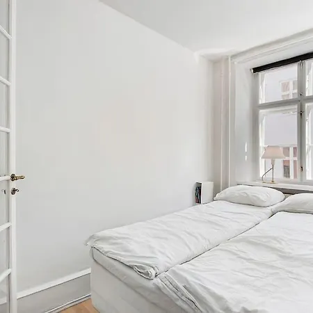 H.c. Andersens Hang Around *